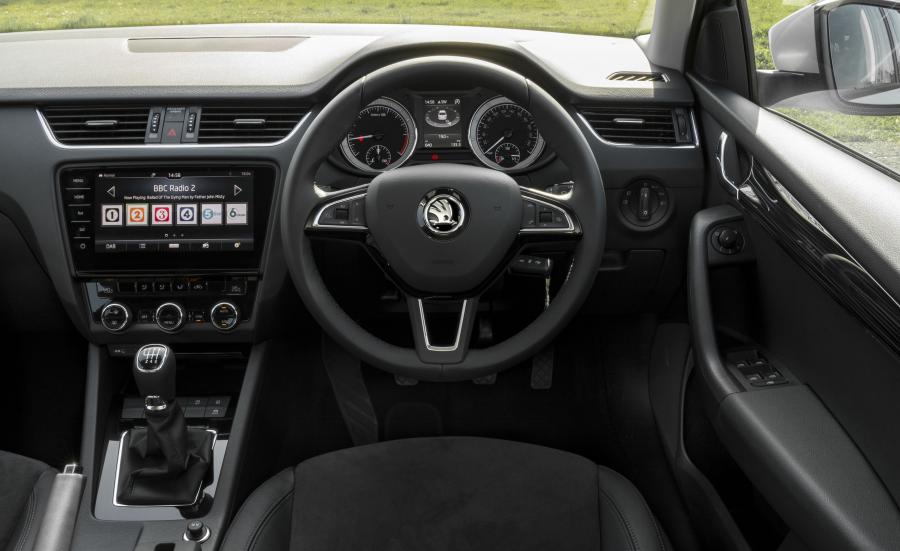Интерьер Skoda Octavia 2017 года  (UK) (фото 11 из 16)